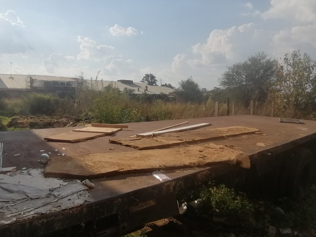 Fire breaks out behind Meyerton shops, suspected involvement of Nyaope boys Truck that was parked at the back of the shops